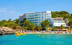 Das Appartementhaus an der kleinen Bucht von Santanyi (links Appartements, rechts das Hotel) - Foto: Ingo Wandmacher